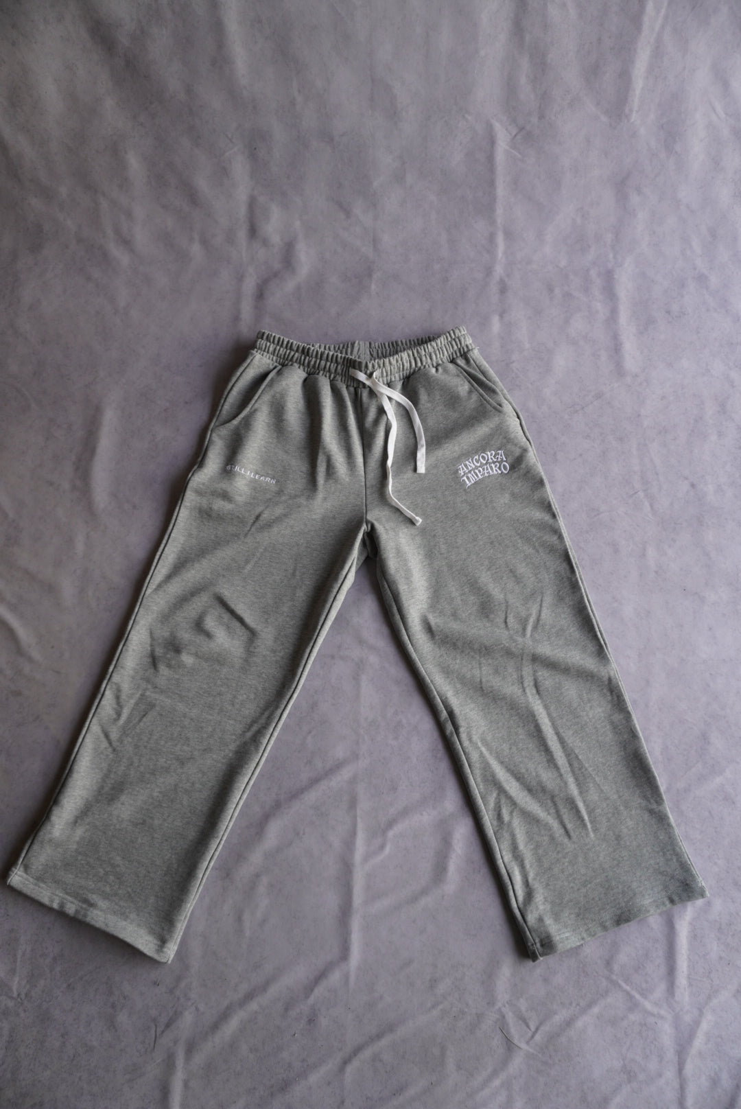 ESSENTIAL SWEATPANTS - GRIJS