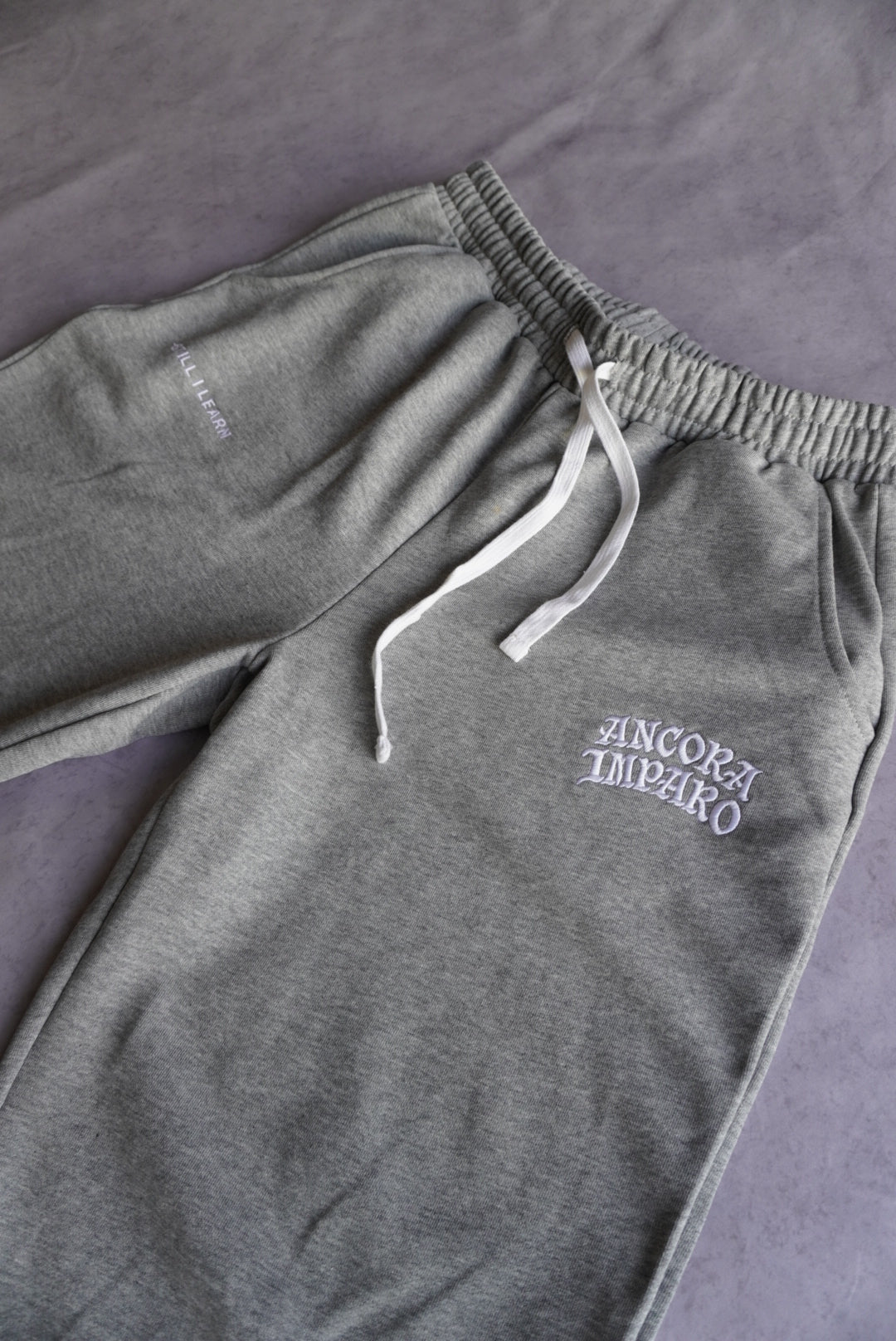 ESSENTIAL SWEATPANTS - GREY