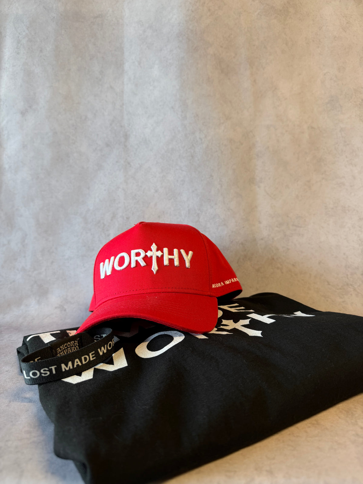 CAPPELLO PREGIATO DI COLORE ROSSO