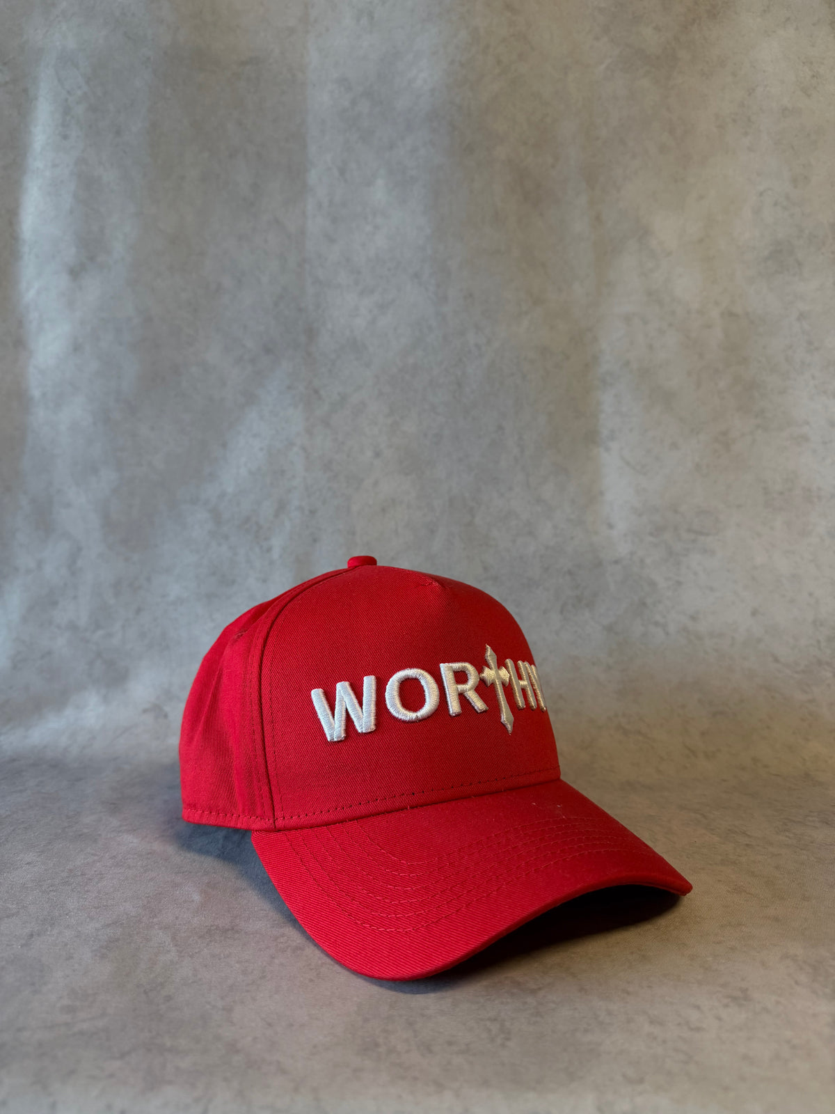 CAPPELLO PREGIATO DI COLORE ROSSO