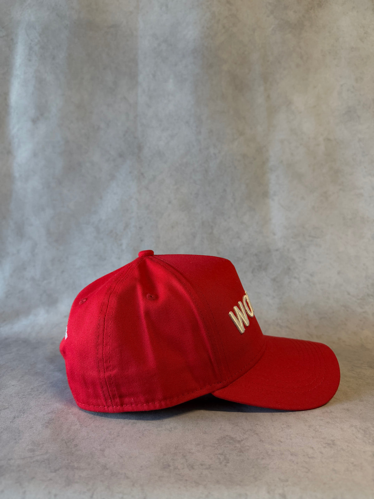 CAPPELLO PREGIATO DI COLORE ROSSO