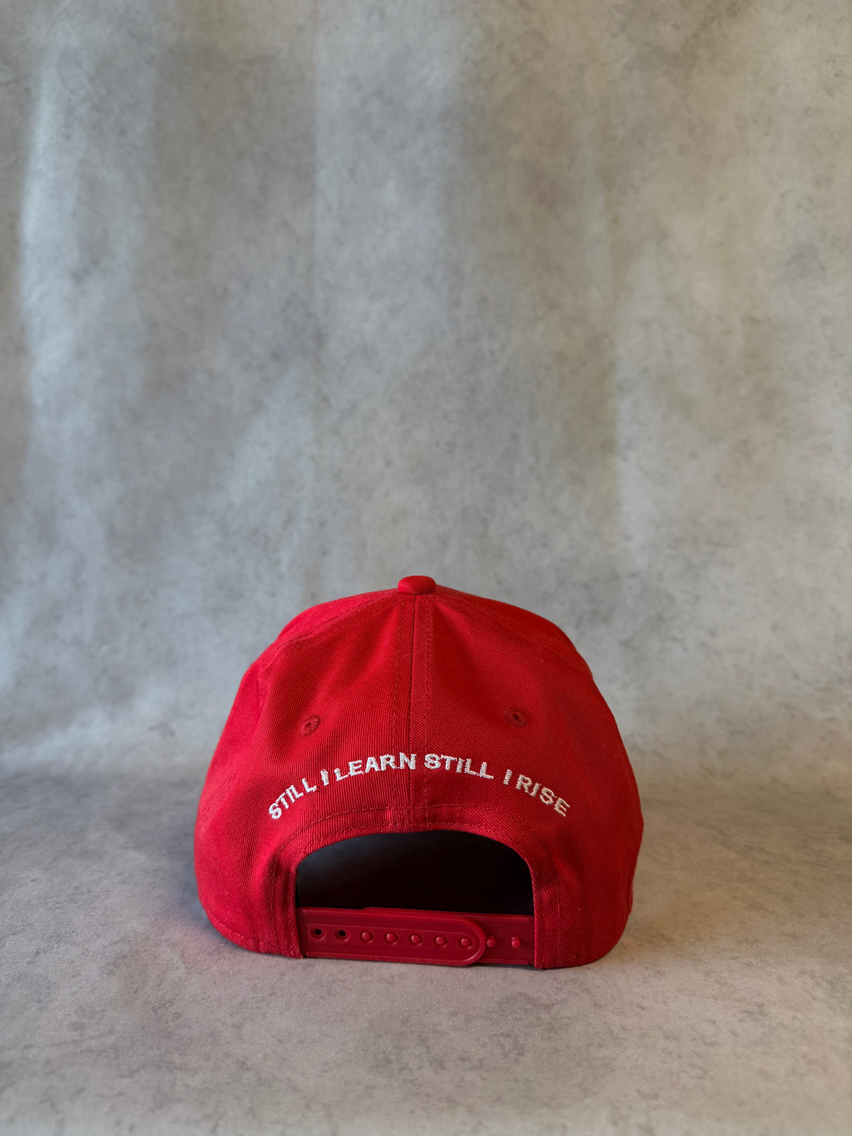 CAPPELLO PREGIATO DI COLORE ROSSO