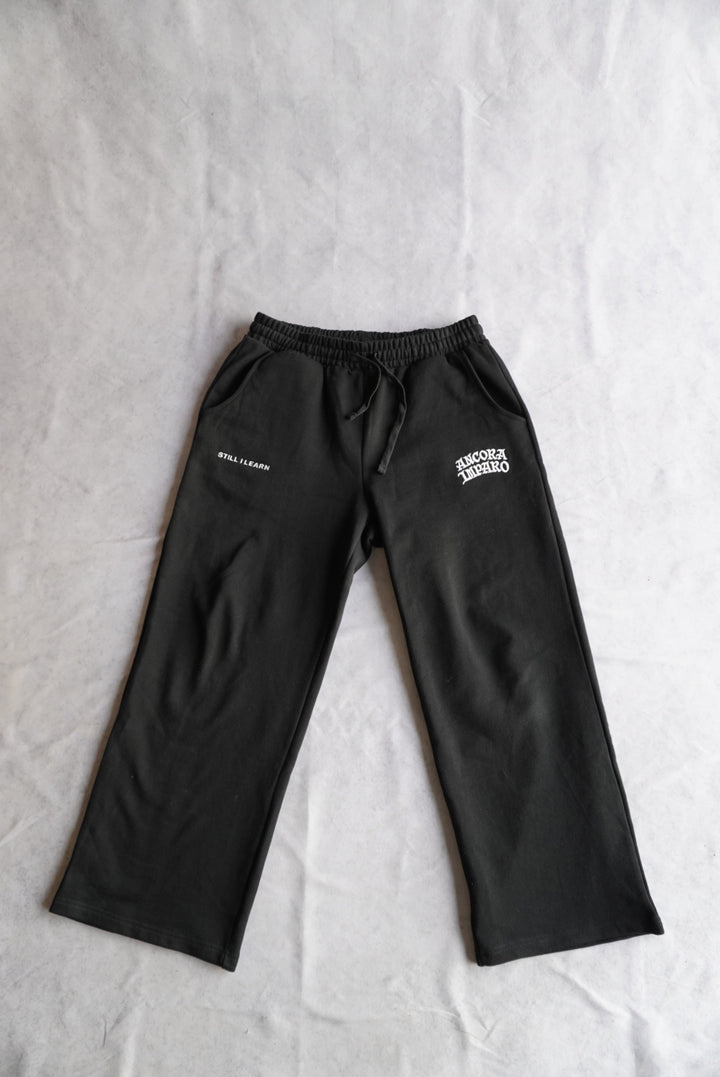 ESSENTIAL SWEATPANTS - BLACK