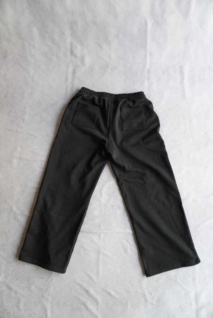 ESSENTIAL SWEATPANTS - BLACK